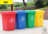 Azul e amarele escaninhos plásticos dos desperdícios de 50 litros com reciclagem rodada da zorra quatro